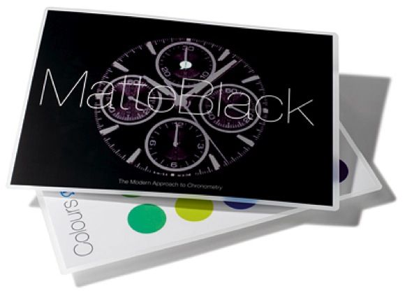 Laminierfolien MattPouch, DIN A3 Mehrere übereinanderliegende laminierte Druckseiten. Das obere schwarze Blatt zeigt drei Zifferblätter und die große Aufschrift „Matte black“. Darunter ist ein weißes Blatt mit farbigen Kreisen teilweise sichtbar.