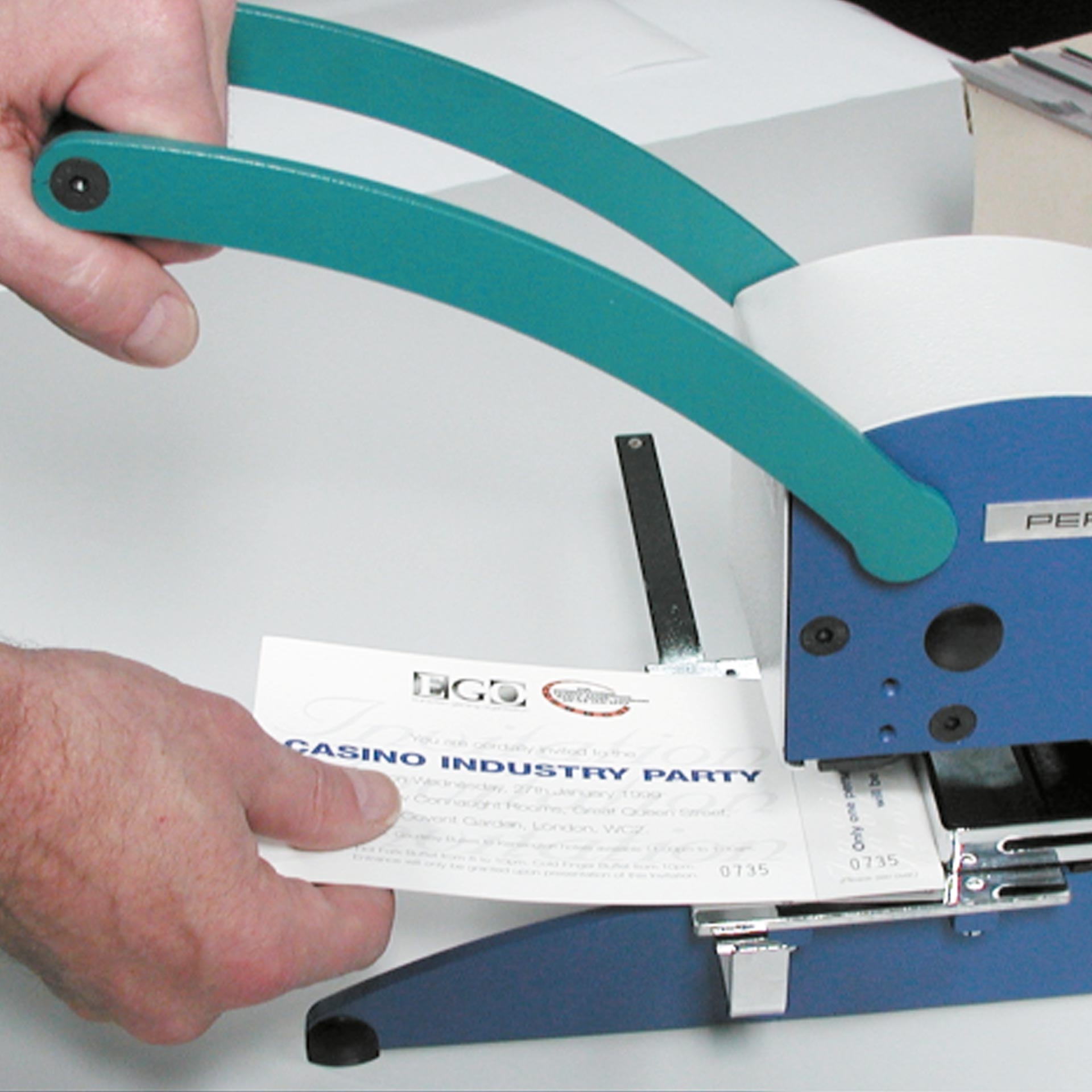 PERNUMA PERFOSET Loch und Entwertungsmaschiene Anwendungsbeispiel  PERNUMA PERFOSET Loch und Entwertungsmaschiene Anwendungsbeispiel