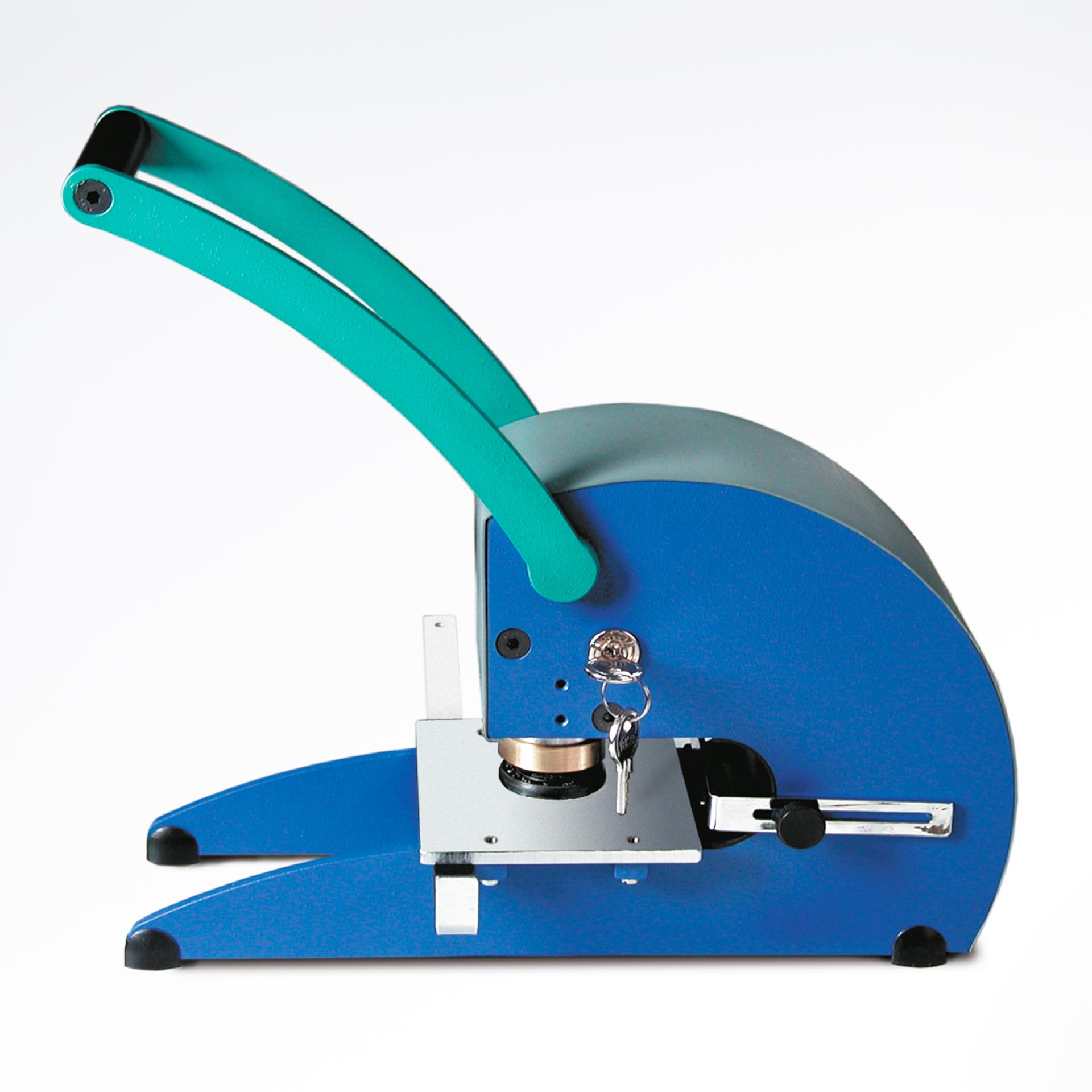 PERNUMA PERFOSET I/P Prägegerät Seitenansicht Seitenansicht des manuellen Prägegeräts PERNUMA PERFOSET I/P mit langem Hebel, blauem Gehäuse, Schlüssel im Schloss und verstellbarem Anschlag auf hellem Hintergrund.