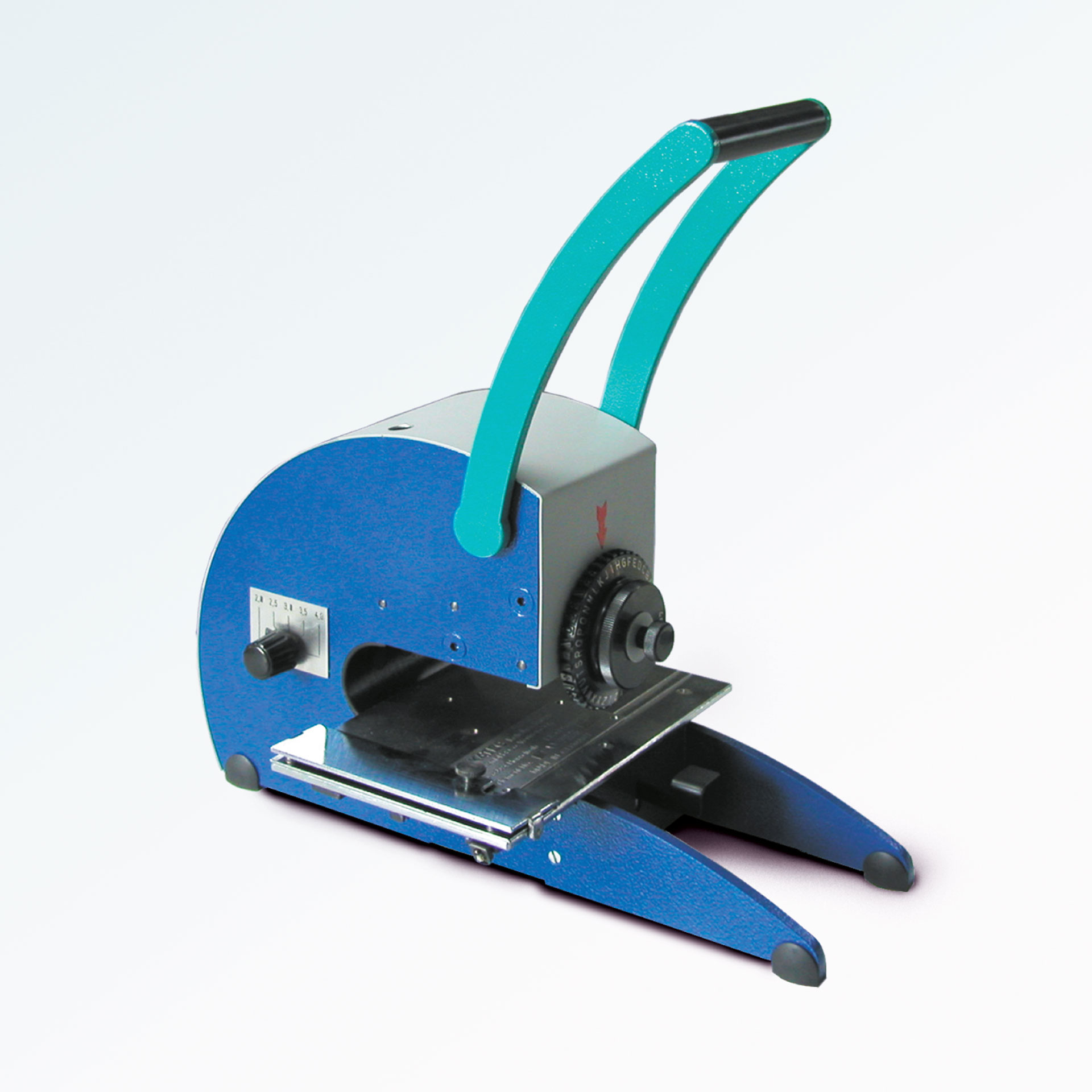 PERNUMA METALLPRINT SP I und SP II Schrägansicht Schräg dargestellte Ansicht eines blauen manuellen Schilderprägegeräts PERNUMA METALLPRINT SP I und SP II mit Hebel und Anlegetisch auf hellem Hintergrund.