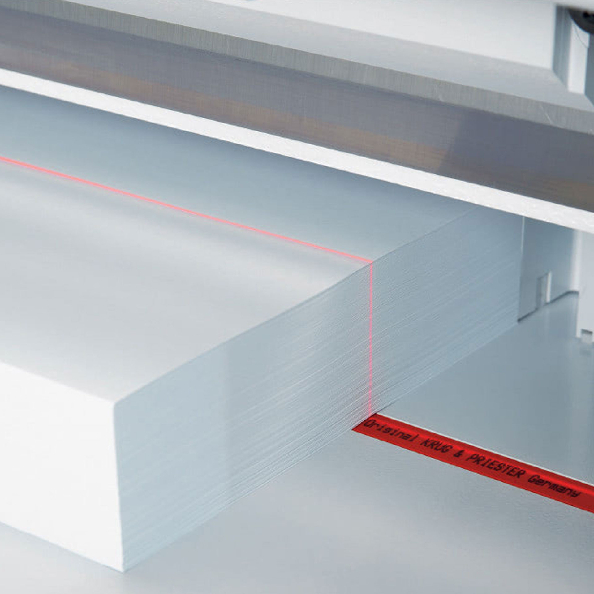 ideal_stapelschneider-ansicht schnittandeuter ideal_stapelschneider - ansicht papierstapel mit schnittandeuter