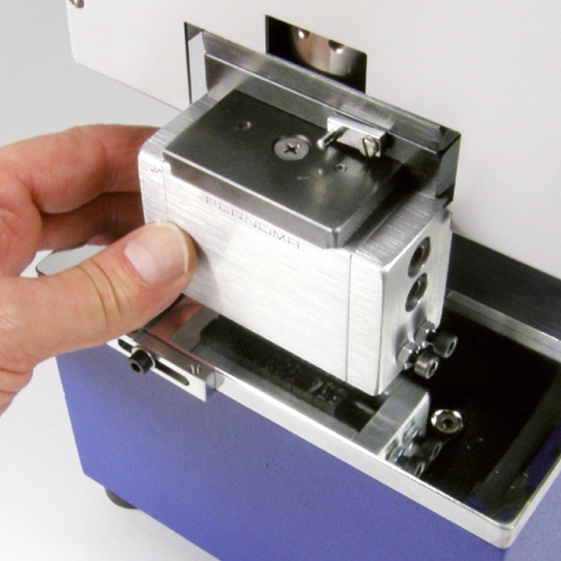 Beispielbild: PERNUMA METALLPRINT E Prägewerk einsetzen Detailansicht der PERNUMA METALLPRINT E mit eingesetztem Prägewerk beim Einsetzen oder Wechseln, Beispielanwendung