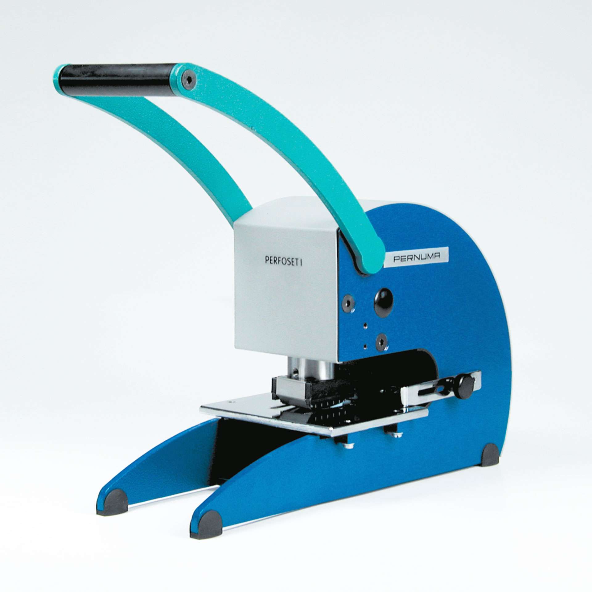 PERNUMA PERFOSET I/R Rasterprägegerät Schräg von vorne aufgenommenes manuelles Rasterprägegerät PERNUMA PERFOSET I/R mit langem Hebel, Prägekopf und Grundplatte