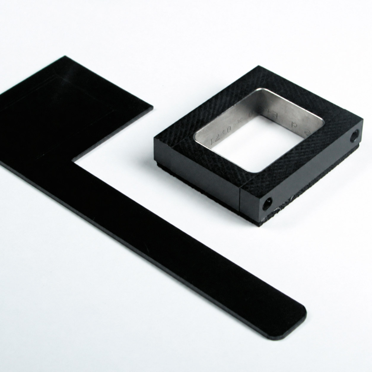 PERNUMA PERFOSET I/F Fotostanze mit rundem Eckenschnitt PERNUMA PERFOSET I/F Fotostanze mit separatem Stanzmesser und rechteckigem Ausschnitt mit abgerundeten Ecken