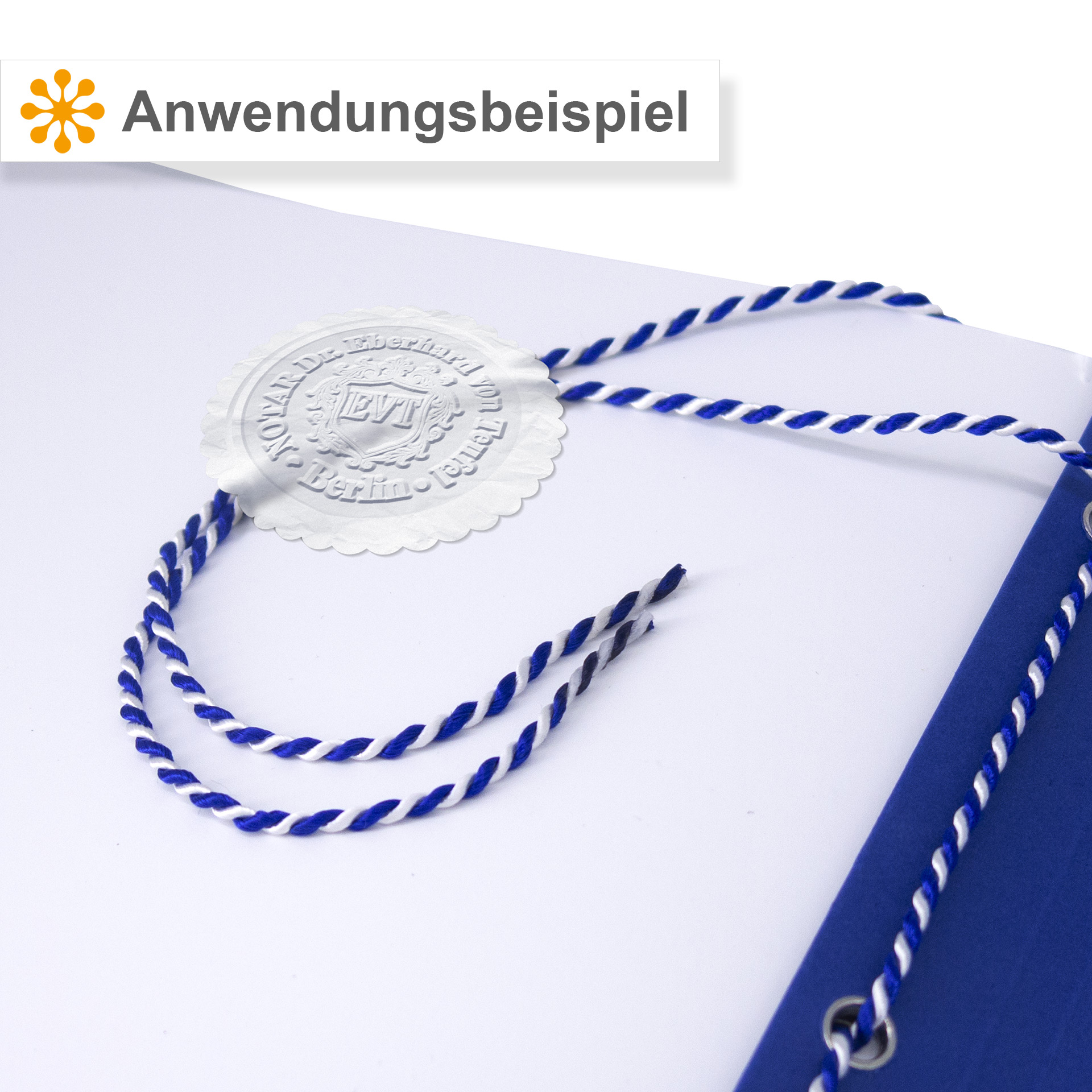 Anwendungsbeispiel Notariatsgarn Blau-Weiß für Bindemappen und Urkunden Blau-weiße Kordelschnur aus Kunstseide an einer blauen Bindemappe mit geprägtem Prägesiegel. Das Anwendungsbeispiel zeigt die Verwendung der Kordel zum Binden von Urkunden, Vertrags- oder Bilanzmappen.
