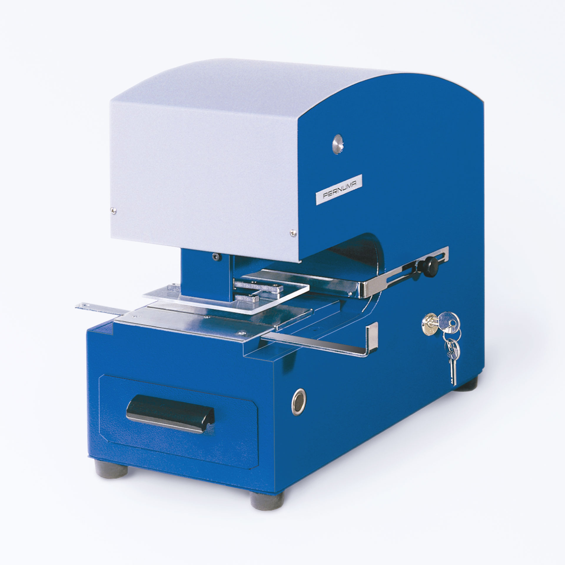 PERNUMA PERFOSET E/L Loch-Entwertungsmaschine Vorderansicht schräg Elektrische Loch-Entwertungsmaschine PERNUMA PERFOSET E/L in blauer Metallausführung auf hellem Hintergrund, mit Einfuhrtisch, Anschlagführung, Schlüsselschloss an der Seite und Auffangschublade an der Vorderseite, schräg von vorne fotografiert.