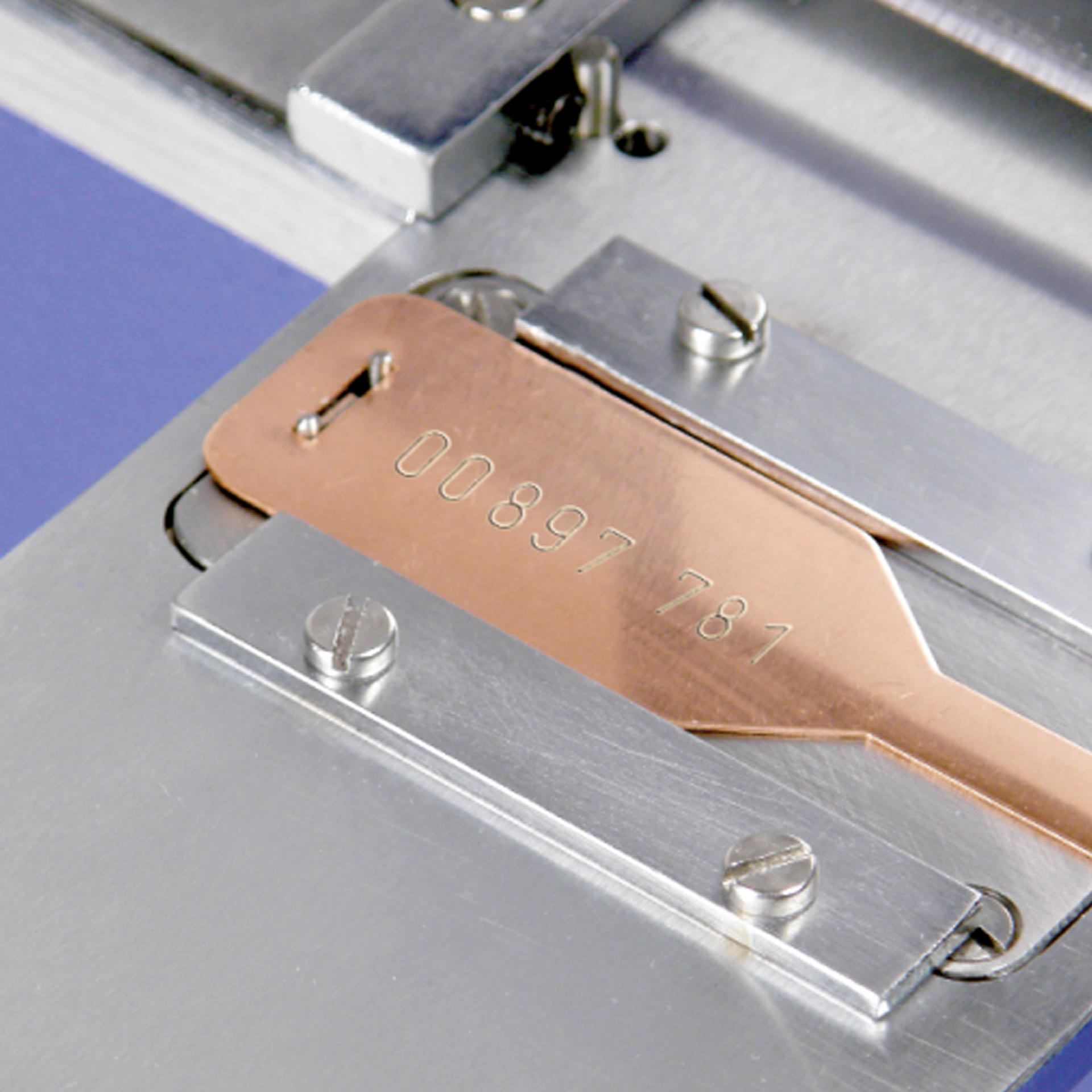 PERNUMA METALLPRINT E Metallprägemaschine Metallprägung PERNUMA METALLPRINT E Metallprägemaschine beispielprägungn auf Metall