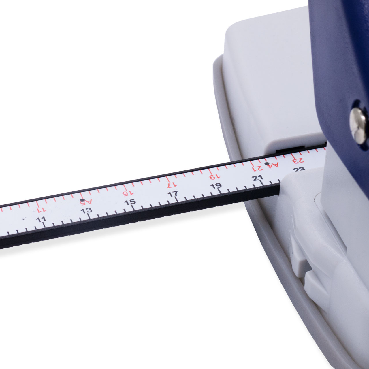 Nahaufnahme des verstellbaren Papieranschlags mit Zentimeter- und Zollskala am Warrior Versatile 3-IN-1 Punch. Die Skala erleichtert das genaue Ausrichten von Karten und Papier für mittige und wiederholgenaue Stanzungen.