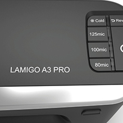 RENZ LAMIGO A3 PRO – Bedienfeld Detailaufnahme des RENZ LAMIGO A3 PRO mit Modellbezeichnung und Bedienfeld für Kaltlamination sowie Folienstärken von 80, 100 und 125 Micron.