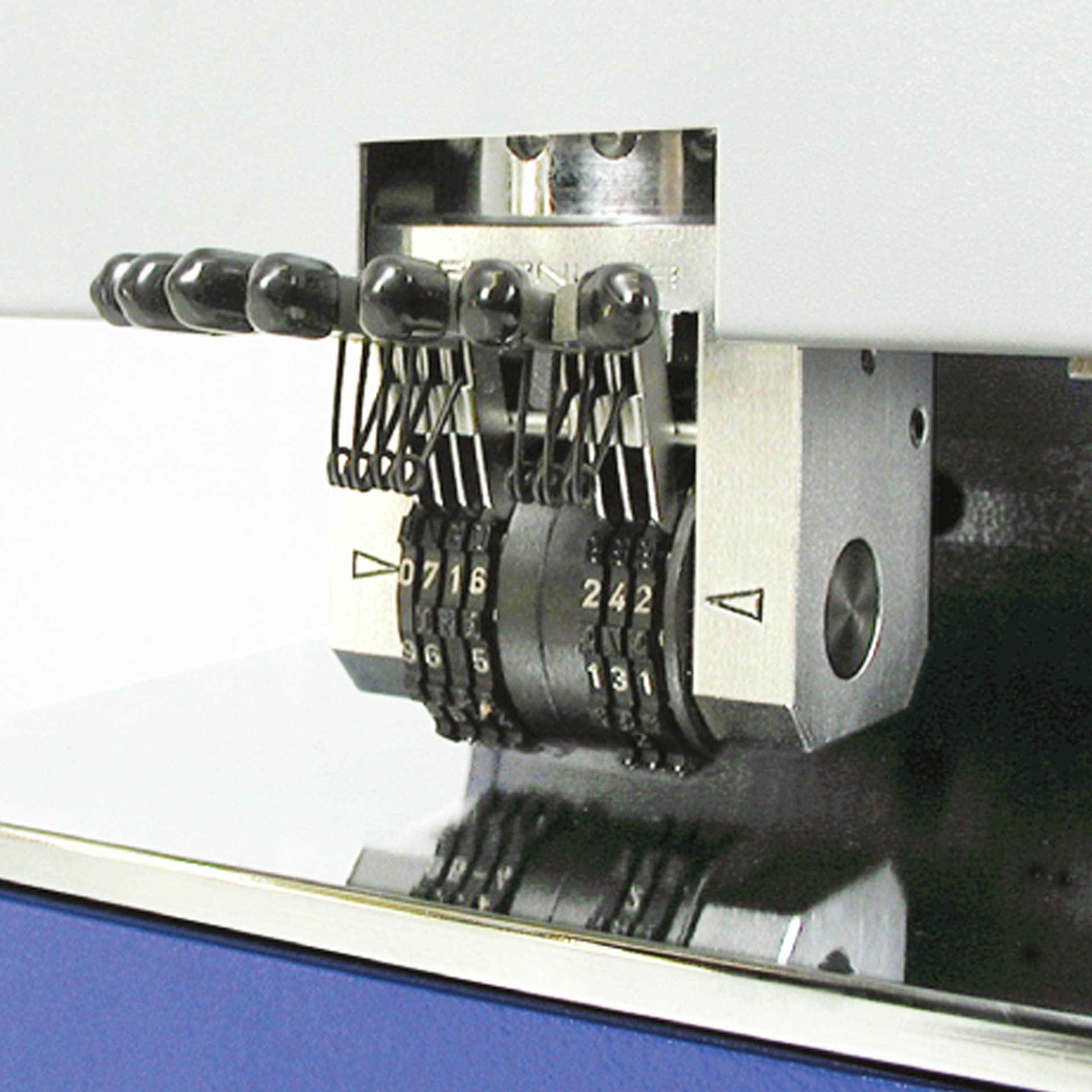 PERNUMA METALLPRINT I Prägeeinheit Detail Detailansicht der Prägeeinheit mit mehreren Zahlenrädern und Einstellhebeln am PERNUMA METALLPRINT I