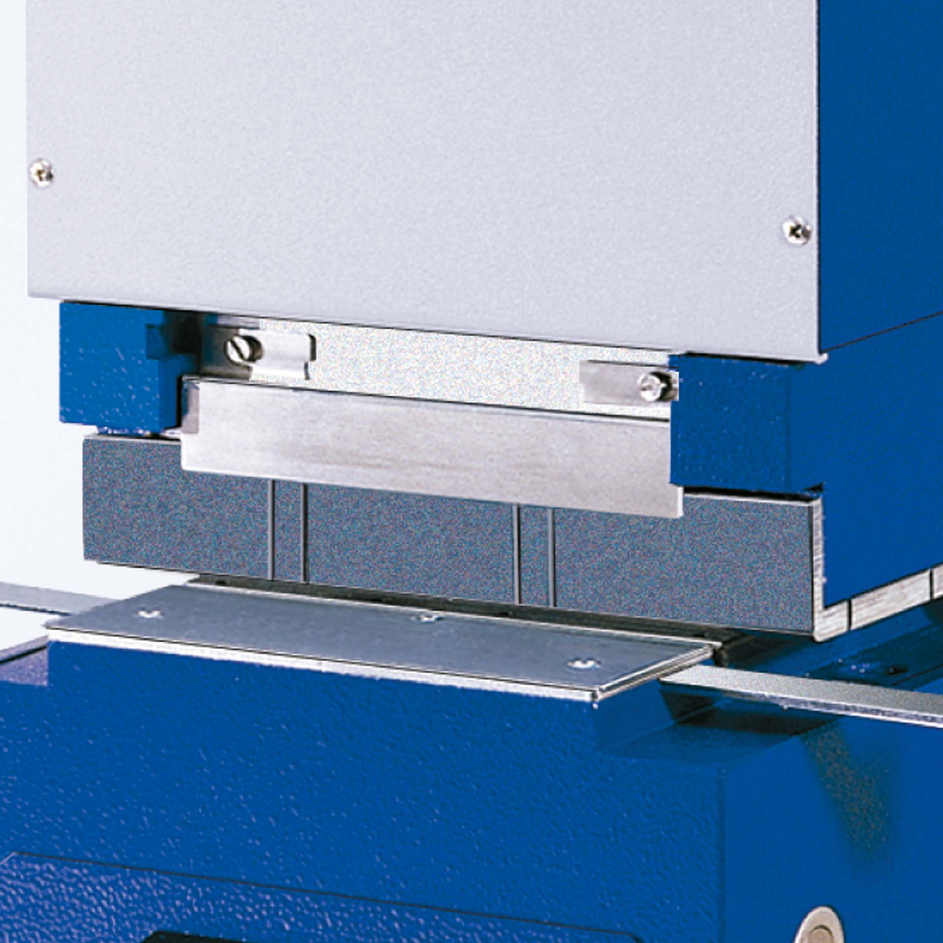 PERNUMA PERFOSET Detail Einfuhrbereich Detailansicht des Einfuhr- und Perforierbereichs der elektrischen Text-Perforiermaschine PERNUMA PERFOSET E/T, E/ST, ES/TA und E/TA mit Metallführung und Auflagefläche