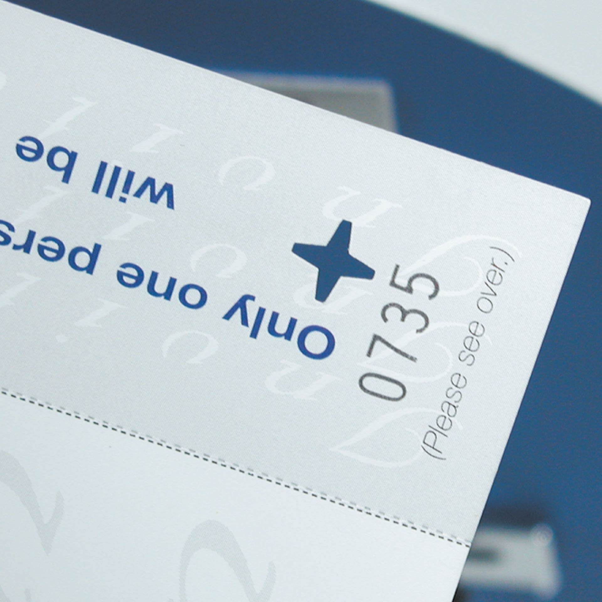 Papier mit gestanztem Kreuzsymbol Detailansicht Detailansicht eines Papierdokuments mit gestanztem Kreuzsymbol und der Zahl 0735 als Lochmarkierung.