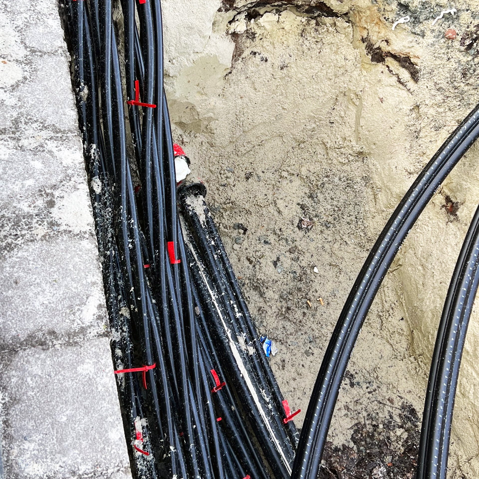 Anwendungsbeispiel Kekoplast Kabel mit Kabelkennzeichnungsschlaufen