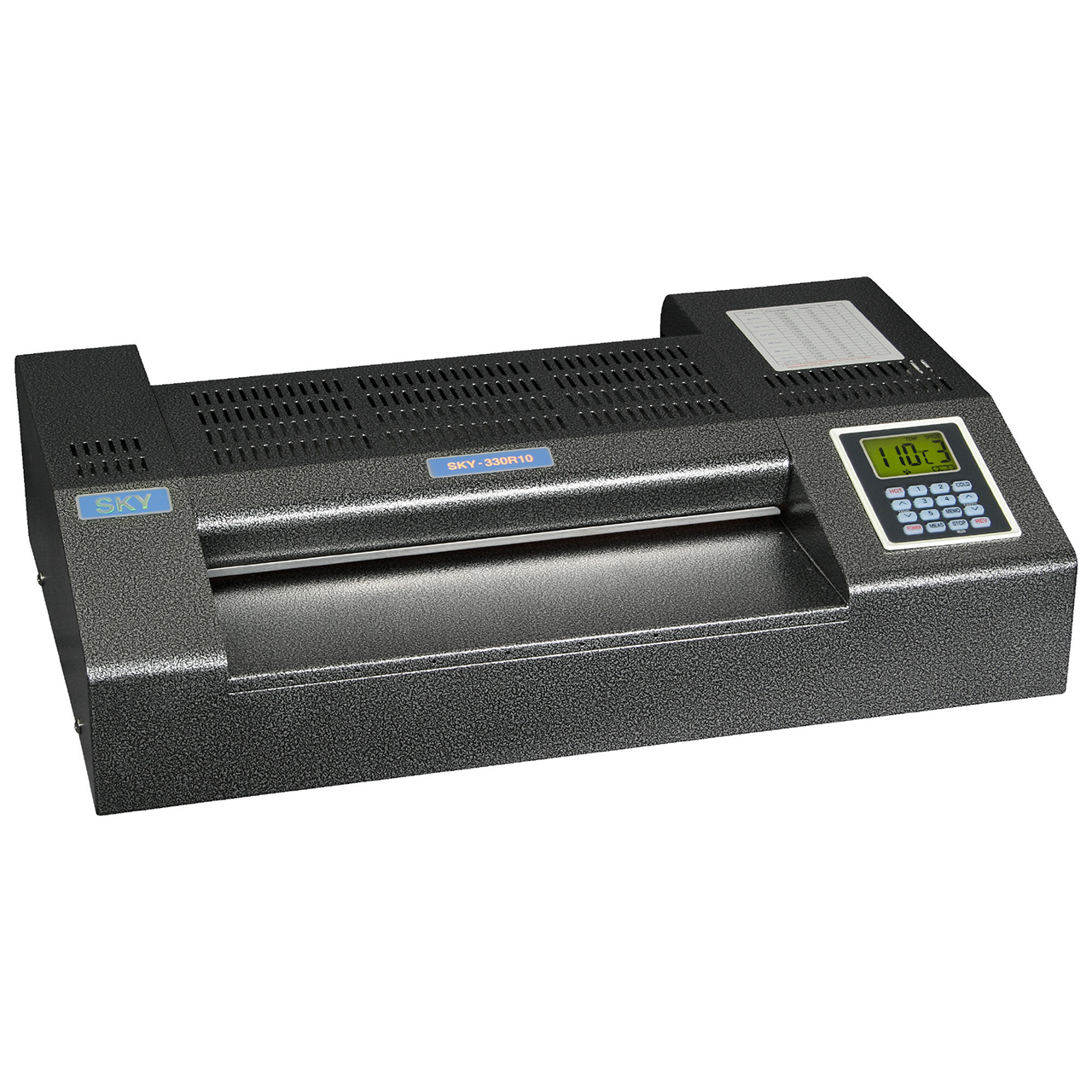 SKY-LAM 330 R10 – Schrägansicht Schwarzes SKY-LAM 330 R10 Laminiergerät in schräger Vorderansicht mit Einführschlitz, Lüftungsschlitzen sowie digitalem Display und Tastenfeld auf der rechten Seite.