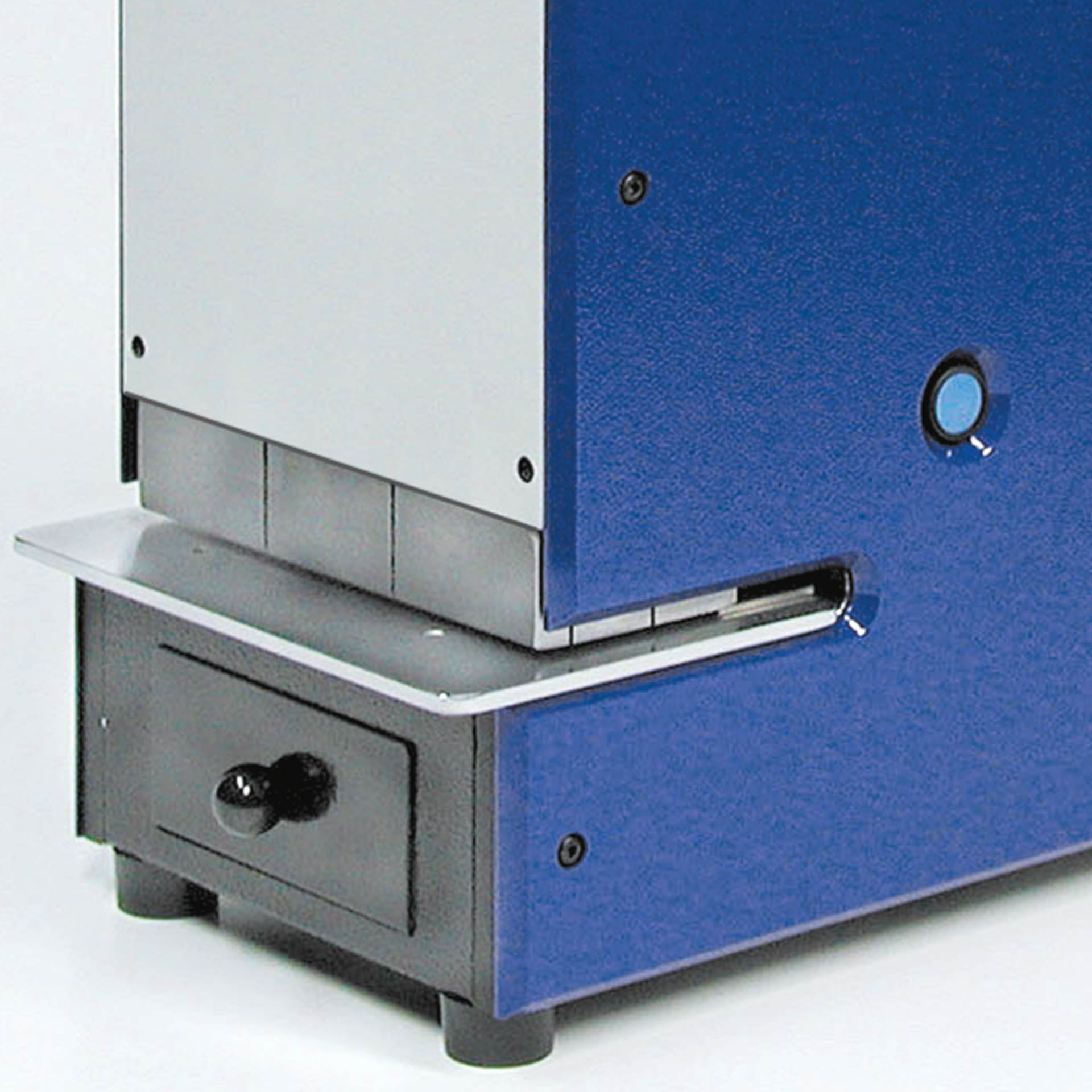 PERNUMA OFFICE T Detail Einfuhr und Schublade Detailansicht der Perforiermaschine mit Einfuhrschlitz, seitlichem Bedienknopf und Auffangschublade im unteren Bereich