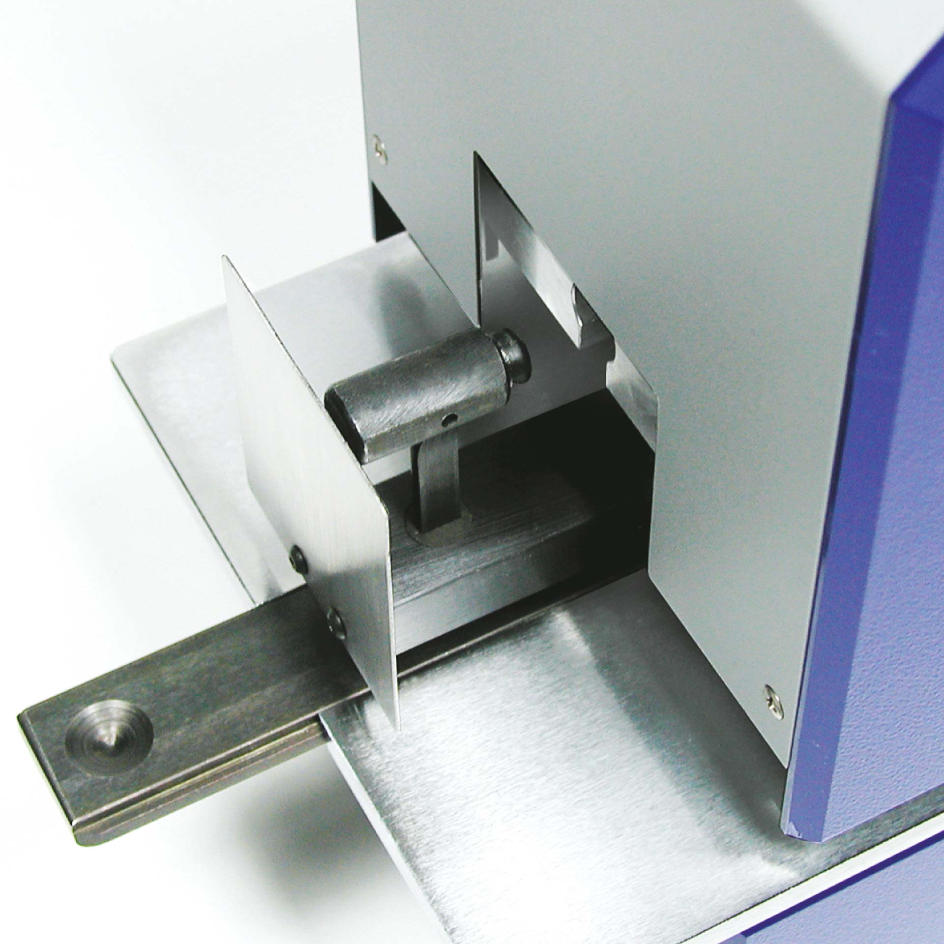 Pernuma office I Detailansicht Detailansicht der Einfuhröffnung der PERNUMA OFFICE L Loch-Entwertungsmaschine mit Metallauflage, seitlicher Führung und sichtbarem Stanzmechanismus im Arbeitsbereich.