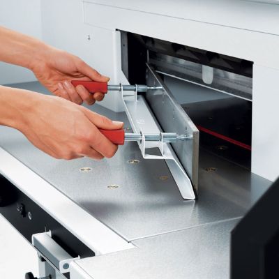 IDEAL 5560 Stapelschneider - sicherer Messerwechsel IDEAL 5560 Stapelschneider - sicherer Messerwechsel