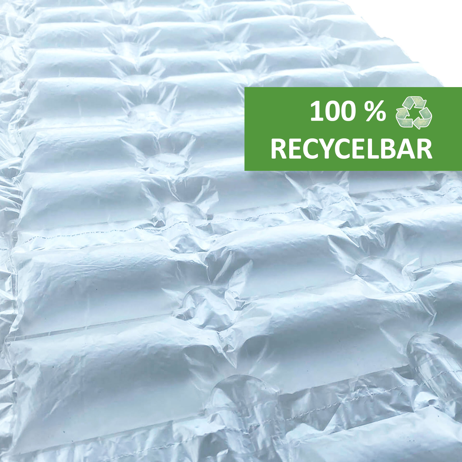 Detailansicht einer transparenten Luftkissenfolie mit mehreren rechteckigen Luftkammern. Oben rechts befindet sich ein grünes Symbol mit der Aufschrift „100 % recycelbar“.