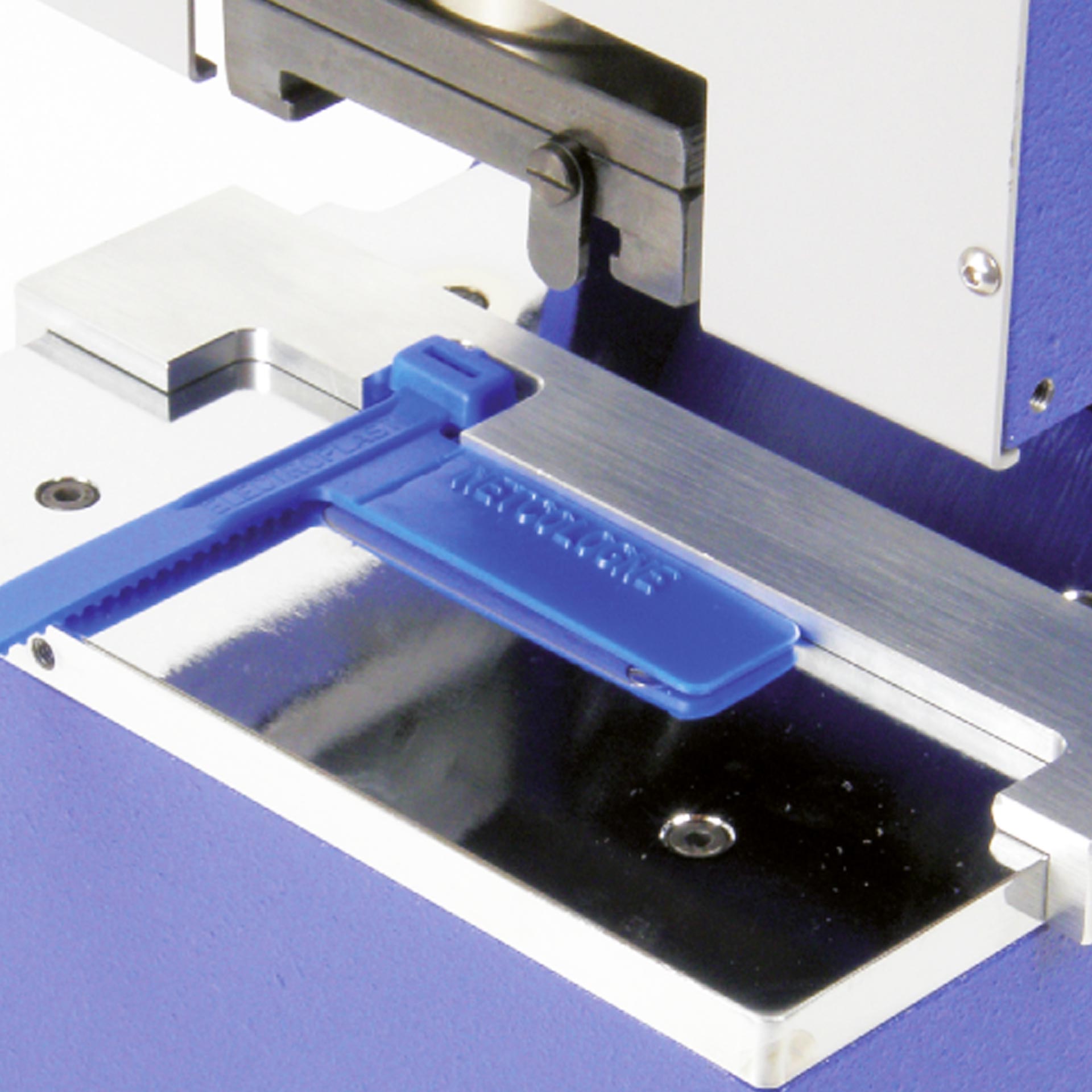PERNUMA METALLPRINT E Metallprägemaschine Kekoplast Prägung PERNUMA METALLPRINT E Metallprägemaschine mit einer Kabelkennzeichungsschlaufe - prägung