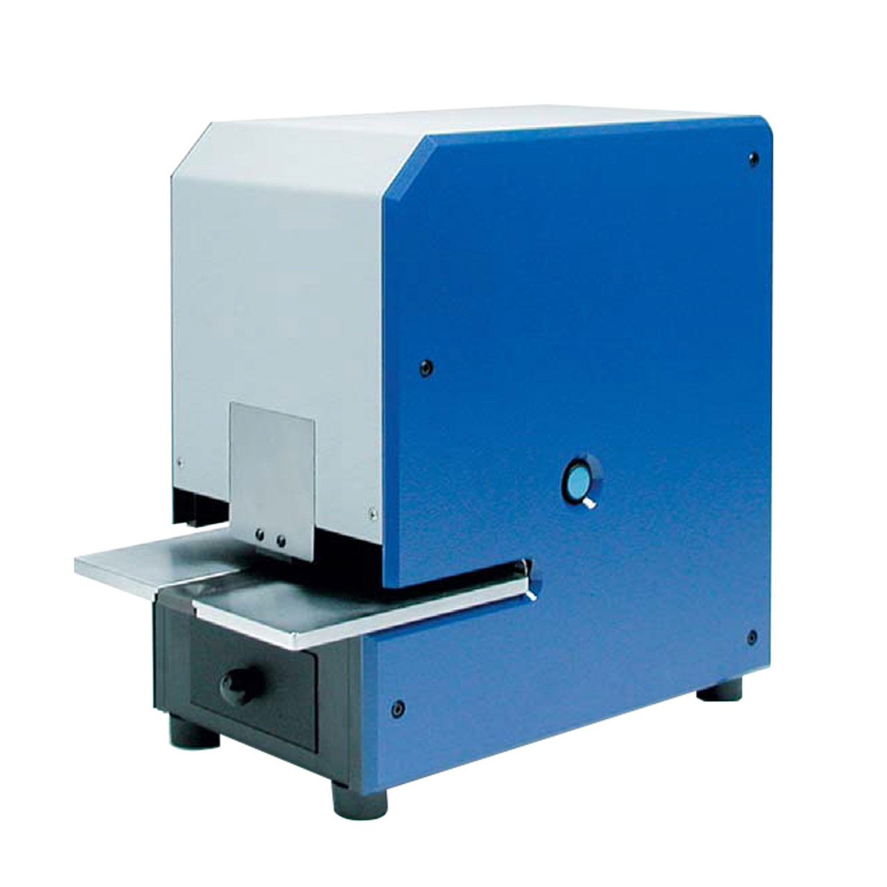 PERNUMA OFFICE L Loch-Entwertungsmaschine Seitenansicht Elektrische Loch-Entwertungsmaschine PERNUMA OFFICE L in schräger Seitenansicht. Blau-graues Metallgehäuse mit seitlichem Druckknopf, Einfuhrschlitz und Metallauflage für Dokumente.