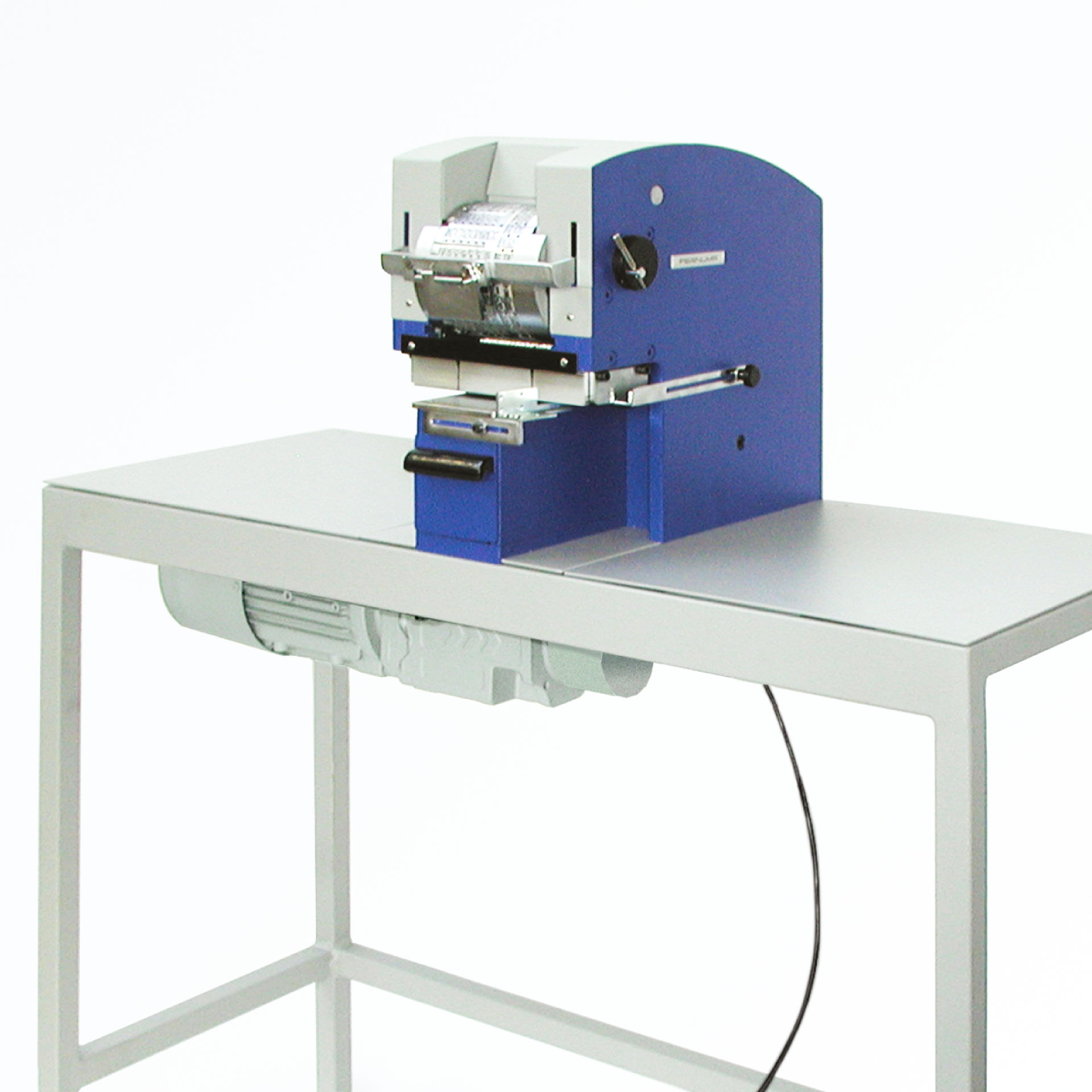 PERNUMA PERFOSTAR E Perforiermaschine Elektrische PERNUMA PERFOSTAR ES Perforiermaschine auf einem Untergestell montiert mit angeschlossenem Fußschalter auf einem Tisch