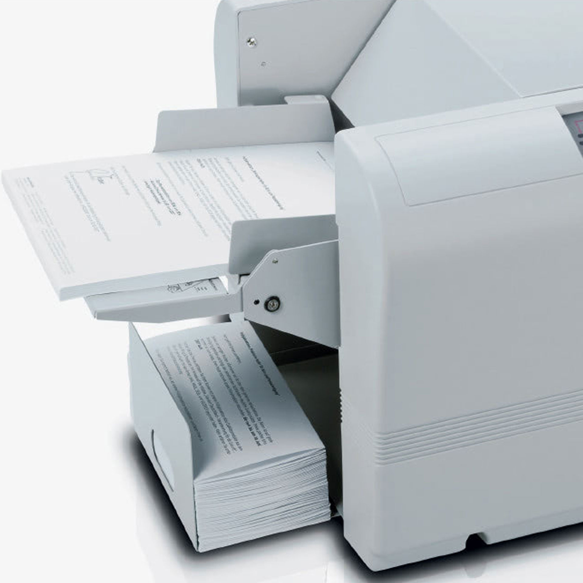 ideal 8324 falzmaschine-rechte ansicht ausklappbarer zuführtisch und papierauswurf ideal 8324 falzmaschine-rechte ansicht auf den ausklappbaren zuführtisch und den papierauswurf mit papierstapeln