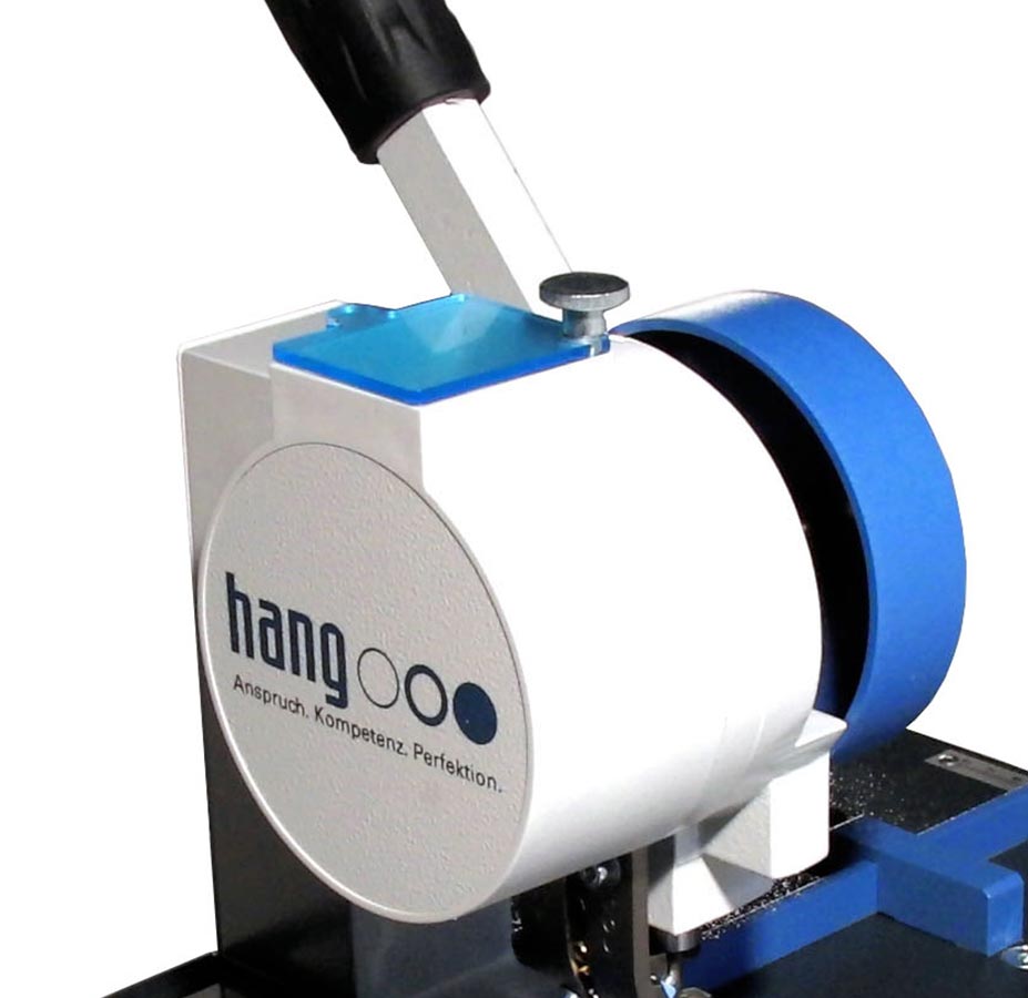 HANG 102-30 Komfort – Gehäusedetail Detailansicht des oberen Gehäuses der HANG 102-30 Komfort mit HANG-Schriftzug, Handhebel und blauem Ösenkanal.