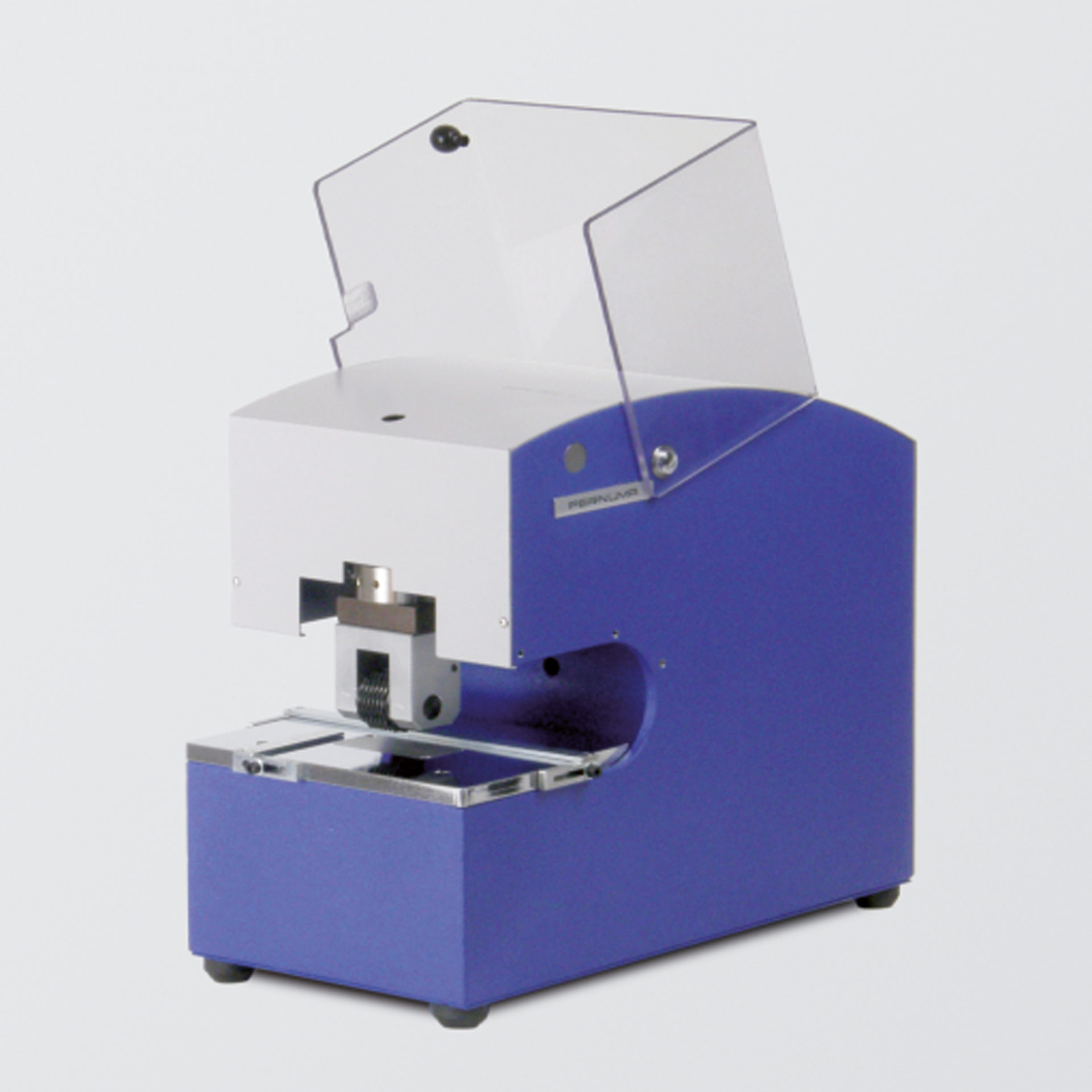 PERNUMA METALLPRINT E mit geöffnetem Schutzgehäuse Elektrische Prägemaschine PERNUMA METALLPRINT E in schräger Vorderansicht mit geöffnetem transparentem Schutzgehäuse und sichtbarer Prägeeinheit