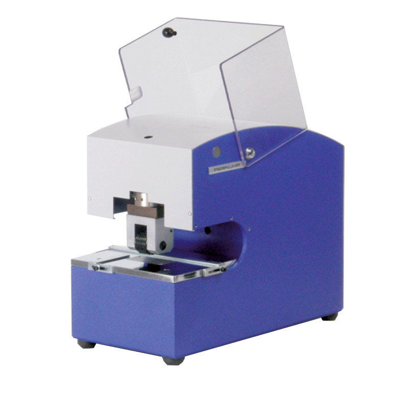 PERNUMA METALLPRINT E mit geöffnetem Schutzgehäuse Elektrische Prägemaschine PERNUMA METALLPRINT E in schräger Vorderansicht mit geöffnetem transparentem Schutzgehäuse und sichtbarer Prägeeinheit